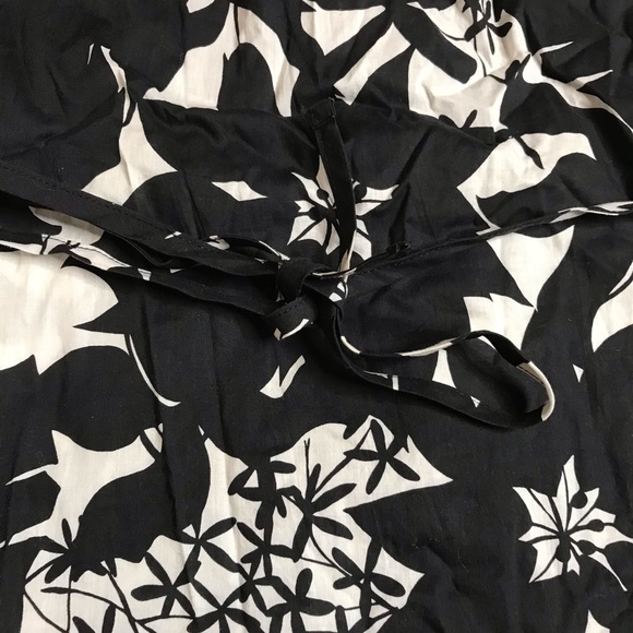 🎉 DKNY BLOUSE 🎉 - Picture 6 of 6